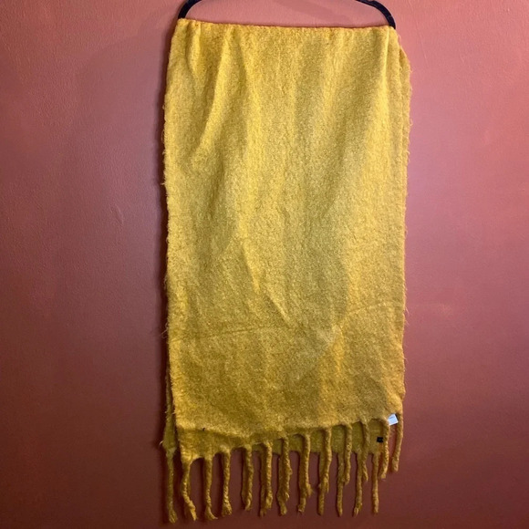 Levi’s Fuzzy “Wrap” Scarf 🚩SOLD OUT STYLE - Picture 5 of 5